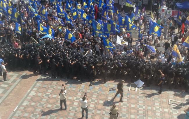 Під будівлею Ради пролунали вибухи