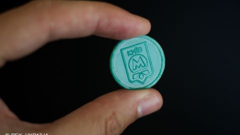 Почти 75% пассажиров киевского метро не используют жетоны