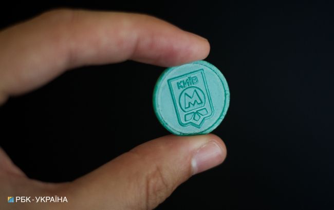 Почти 75% пассажиров киевского метро не используют жетоны