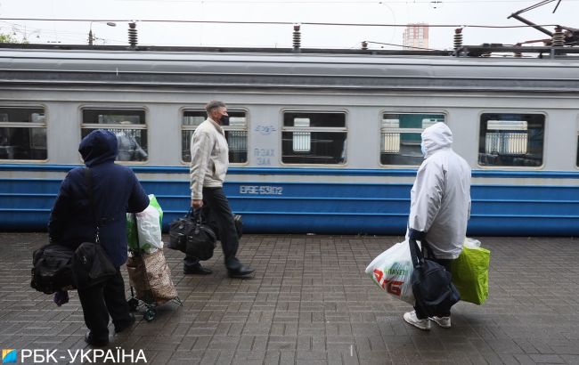 Укрзализныця попала в скандал в первый же день: даже "семки" не убрали