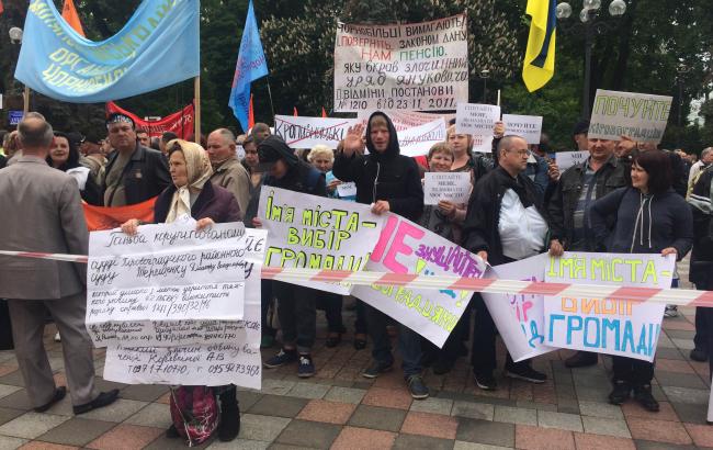 Під Радою проходить мітинг проти перейменування Кіровограду