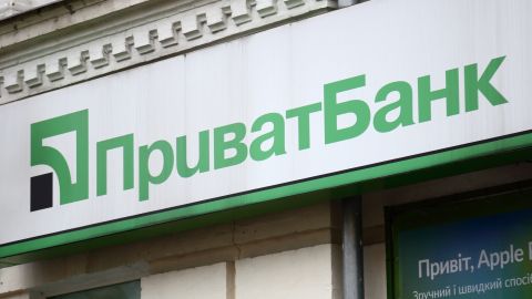 Оккупанты в форме ограбили отделение Приватбанка под Херсоном и попали на видео