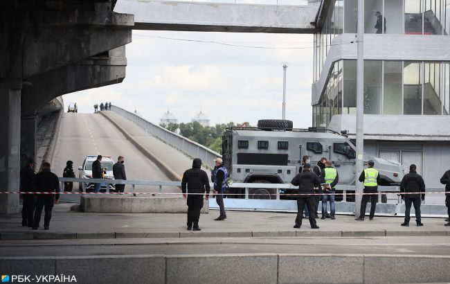 Зато в маске: сеть бурно отреагировала на "минера" моста Метро в Киеве