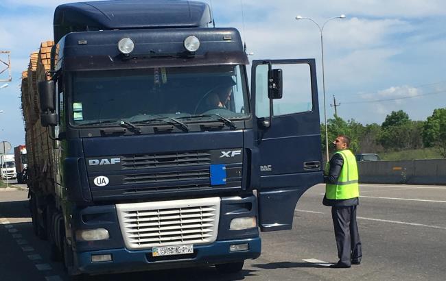 У Чернівцях водій фури збив інспектора і тягнув по трасі на капоті: деталі інциденту (відео)