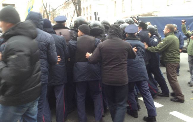 Милиция применила силу против "финансового майдана" под Радой