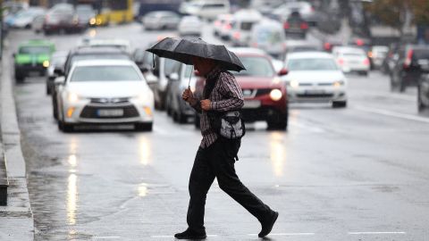Після пекельної спеки прийде дощовий холод: синоптики оновили прогноз на кінець липня