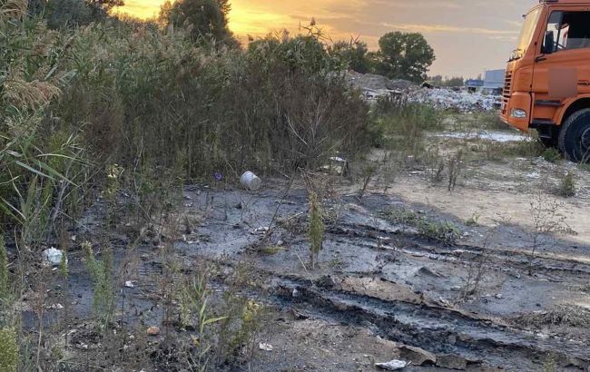 У Полтавській області вантажівки зливали відходи у полі