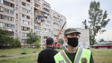 Вибух будинку на Позняках: жителі розповіли про запах газу напередодні