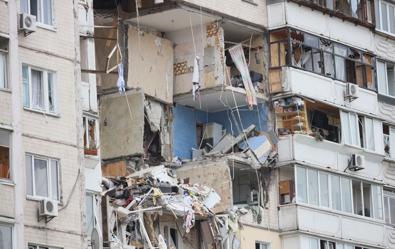Разрушение жилого помещения. Взрыв дома. Взорванный дом. Разрушенные панельные дома. Взорванный дом в Киеве.