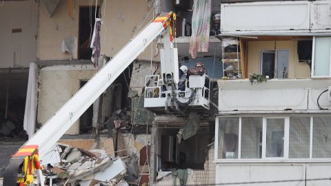 Під завалами будинку на Позняках знайшли ще одне тіло