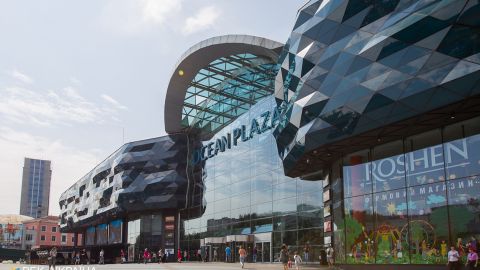 У київському ТЦ жорстоко побили дівчину: "ти ще від мене тікати будеш"