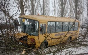 Шкільний автобус з дітьми врізався в дерево на Полтавщині: є постраждалі