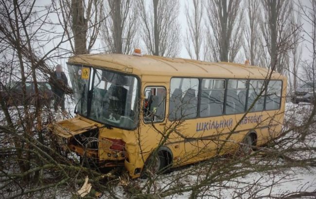 Шкільний автобус з дітьми врізався в дерево на Полтавщині: є постраждалі