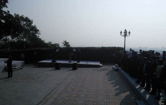 В Киеве на Владимирской горке начался молебен УПЦ КП