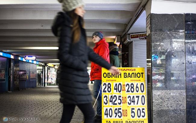 Готівковий курс долара росте швидше в Харкові, ніж у Львові