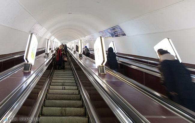НП в київському метро: ескалатор "зажував" руку 5-річної дитини
