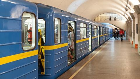 Метро в Киеве восстановило работу после сбоя на красной ветке