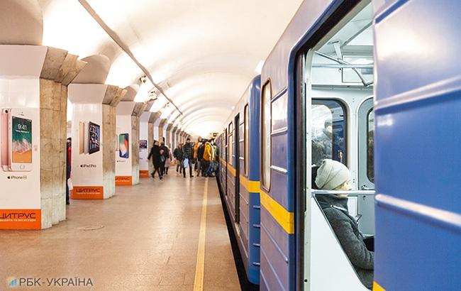 В Киеве на красной ветке метро останавливали движение из-за падения пассажира на пути