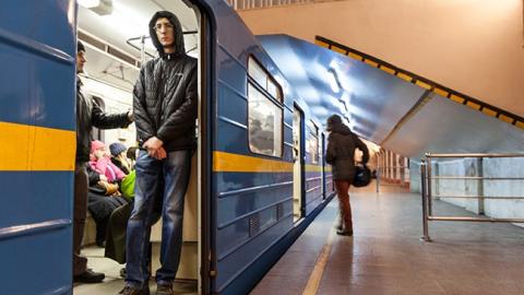 В Киеве приостановили движение красной ветки метро