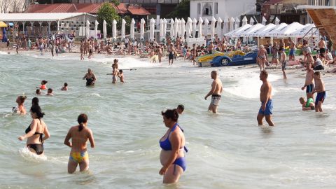 Гряде потужний спалах коронавіруса: туристи "атакували" пляжі Одеси (відео)