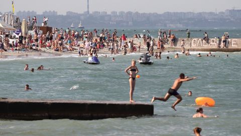 В Одессе море затянуло нефтяной пленкой: люди продолжают купаться