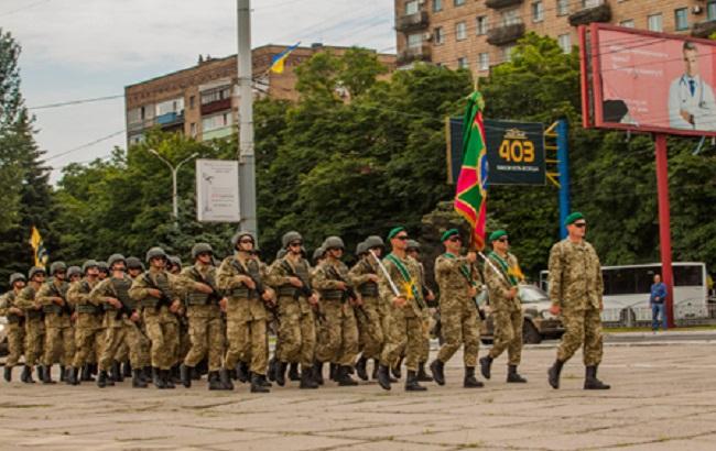В Мариуполе военным парадом отметили вторую годовщину освобождения города