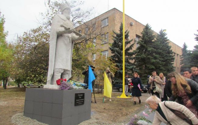 У захопленому Мангуші окупанти знесли пам'ятник гетьману Сагайдачному