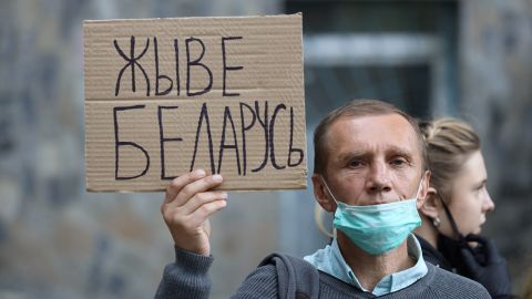 В Киеве под посольством Беларуси проходит акция солидарности