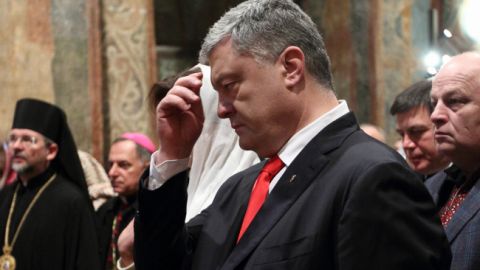 Атеїстів на фронті немає, - Порошенко