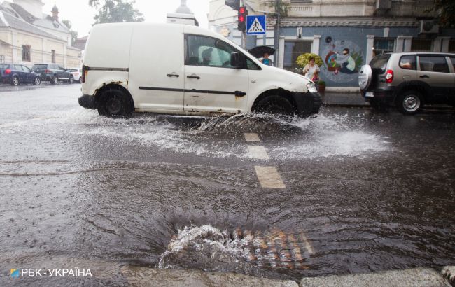 Потужними зливами затягне пів країни: де буде небезпечна погода