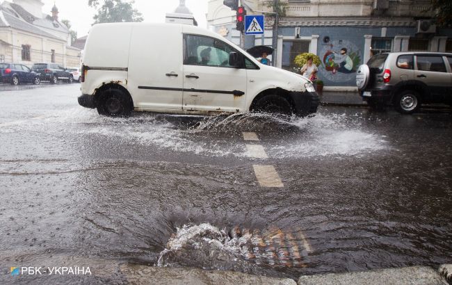Київ на свій день пішов під воду: в мережі показали відео і меми про "святковий" потоп
