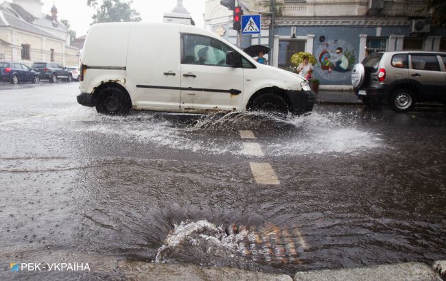 Мощный ливень затопил Житомир: люди катаются по улицам на надувном матрасе и водном мотоцикле