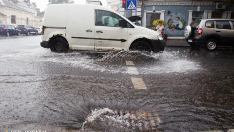 В Киеве сильный ливень затопил центр города