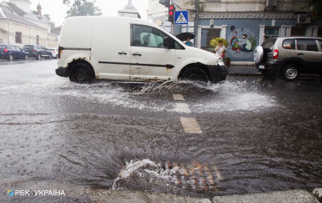 Автомобили добирались "вплавь": Одессу затопило ливнем. Видео