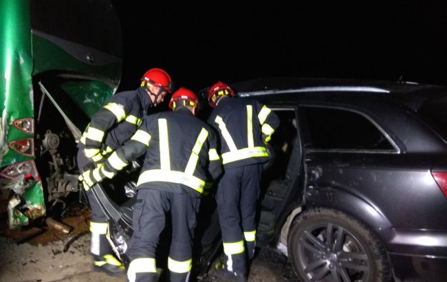 В Киевской области автомобиль врезался в автобус, есть погибший