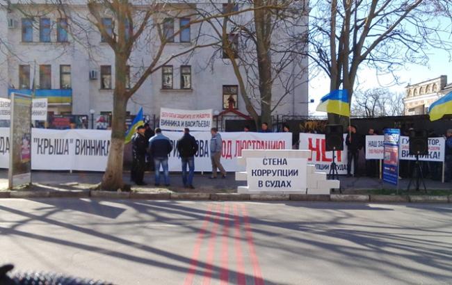 Працівники "Енерджі продакт" мітингують біля Херсонського госпсуду проти захоплення підприємства