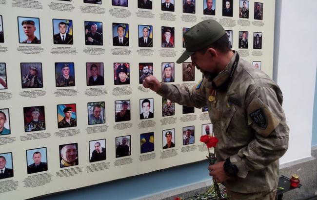 В Киеве открыли Стену памяти погибшим воинам АТО, "Айдар" прошелся парадом