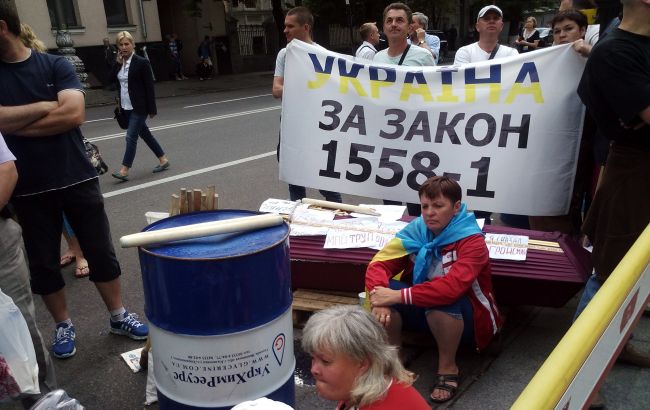 У Києві мітингувальники перекрили рух по Грушевського