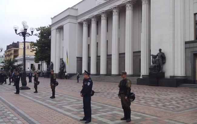 Під Радою проходять 3 мітинги
