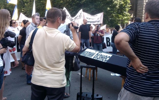 Під будівлею АПУ мітингують проти заборони торгівлі в переходах