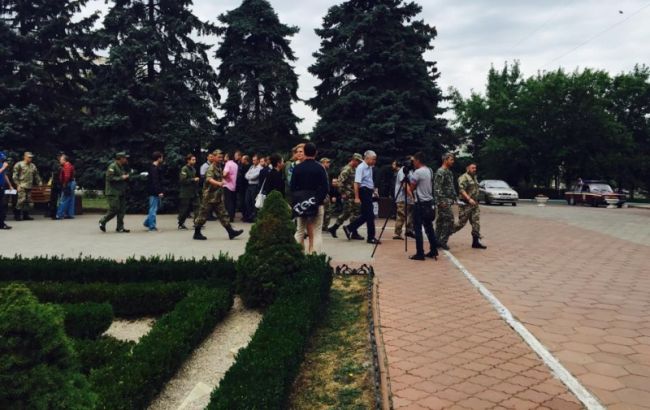 В Ильичевске военные заблокировали депутатов горсовета, требуя признать РФ страной-агрессором