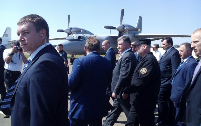 Порошенко проинспектировал авиацию "Укроборонпрома"