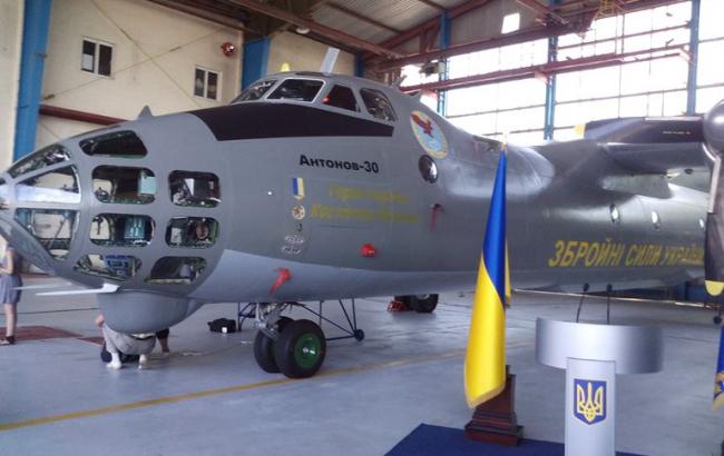 Порошенко передал самолет АН-30 им. Могилко украинским военным