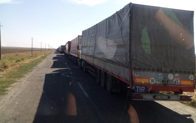 На границе с Крымом грузовики выстроились в километровую очередь