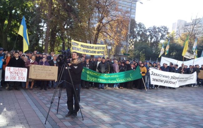 Під Радою близько 200 осіб протестують проти зняття мораторію на продаж землі