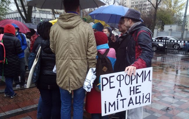 Активісти під Радою вимагають ухвалення законопроектів по лібералізації візового режиму з ЄС