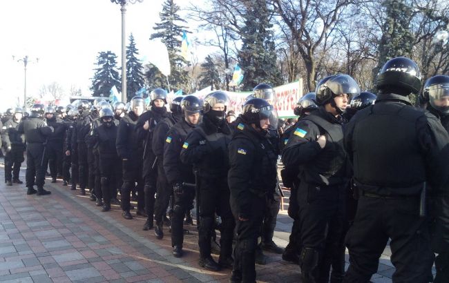 Близько тисячі правоохоронців охороняють будівлю Ради