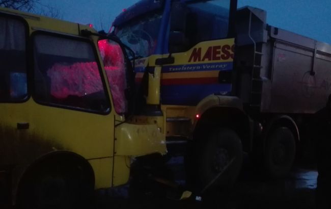 В Киевской области грузовик столкнулся с автобусом: пострадали 5 человек