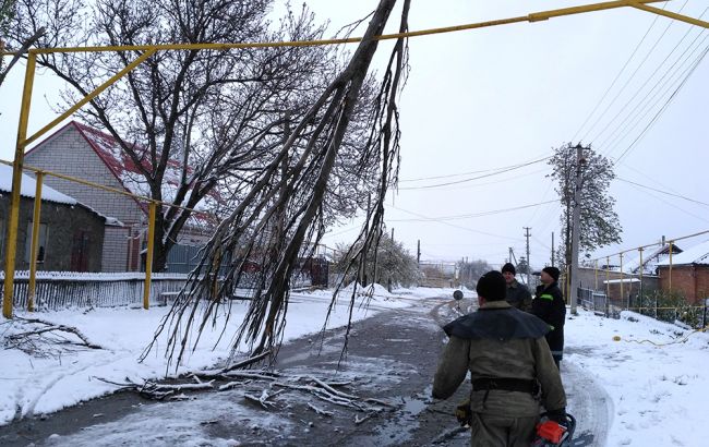 Негода в Україні: знеструмленими залишаються 229 населених пунктів
