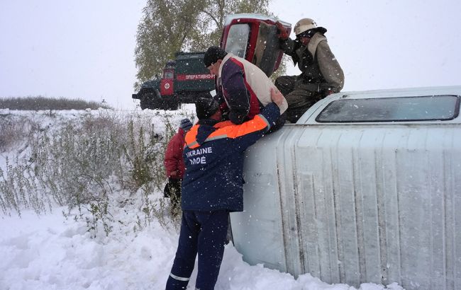 Из-за сложных погодных условий в Украине остаются обесточенными 22 населенных пункта